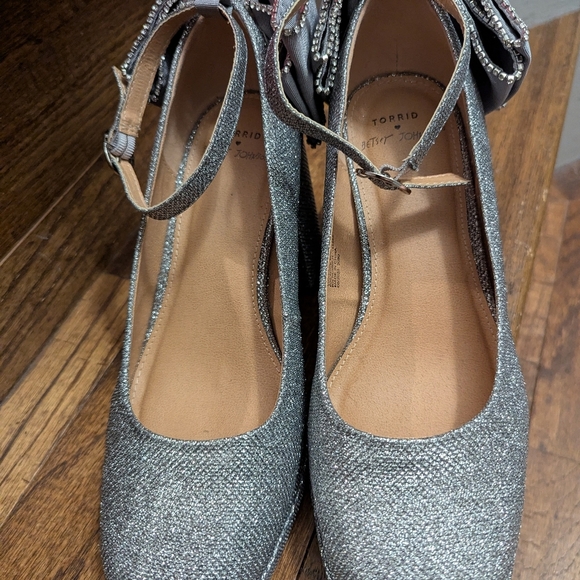 Torrid BETSEY JOHNSON SILVER BOW BACK HEEL size 10 (WW - WIDE WIDTH) NIB - Picture 7 of 17